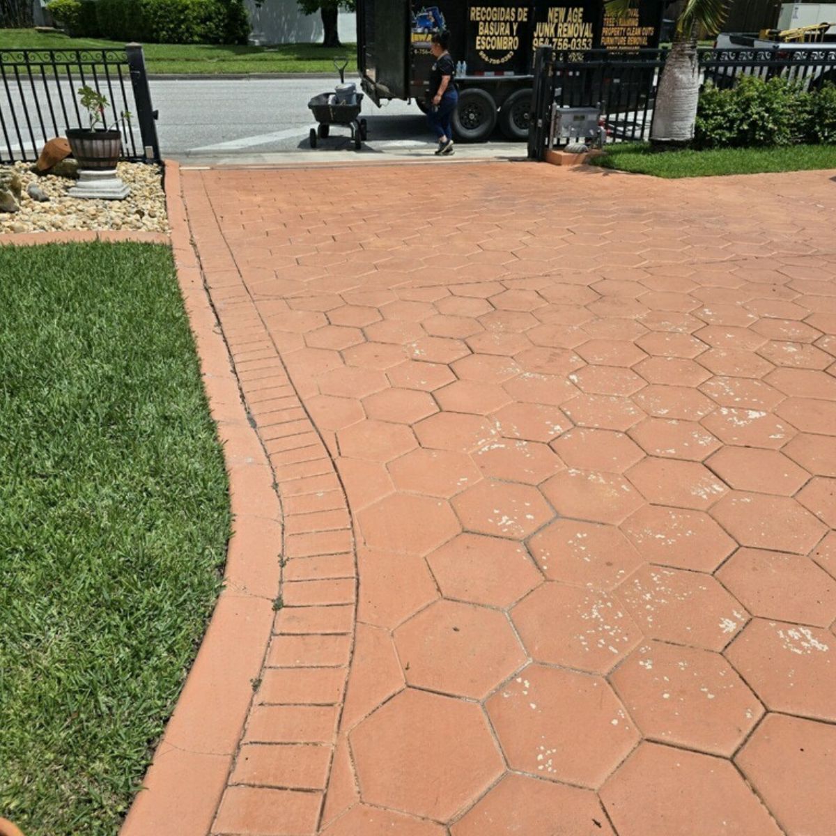 Sidewalk Junk Removal in Fort Lauderdale | Remove Unwanted Junk From Your Sidewalk Today!